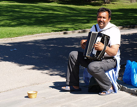 En mand spiller harmonika