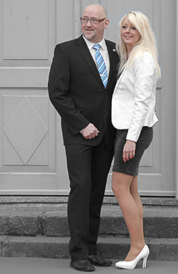 Jann Guldhammer foran Herningsholm HerregÃ¥rd sammen mid sin hustru Vinni Guldhammer. Billede er taget den 13. april 2013, ved deres bryllup.