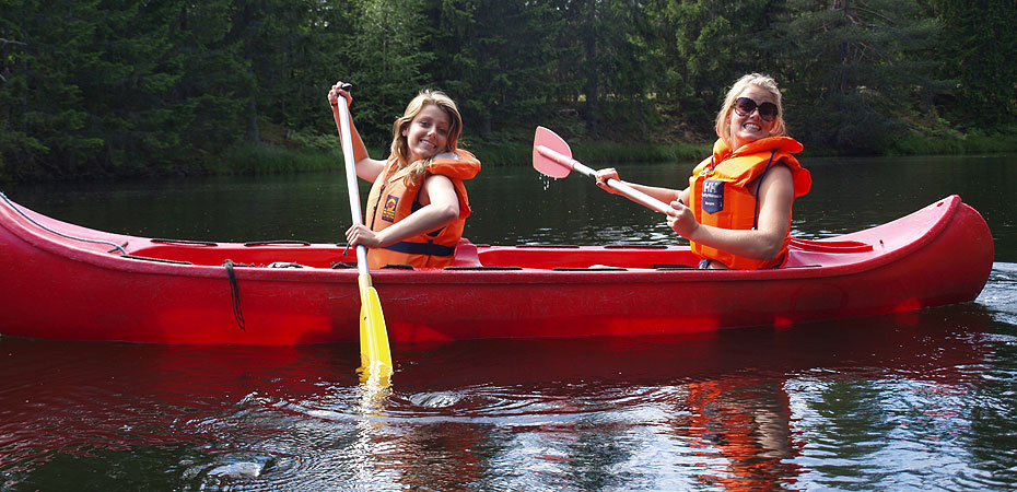 Simone og Katrine i en kano