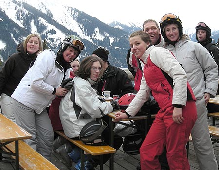 Familien på skitur. Kira, Nina, Lærke, Mads, Jann, Cecilie, Gert,  Sanne og Jesper med hesten.