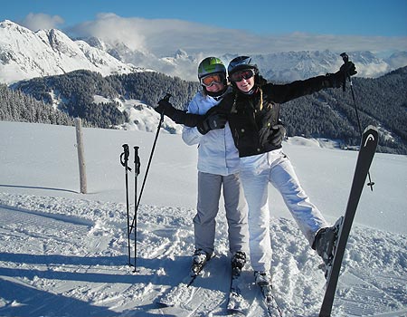 Nina Guldhammer og Simone Guldhammer med udsigt over alperne