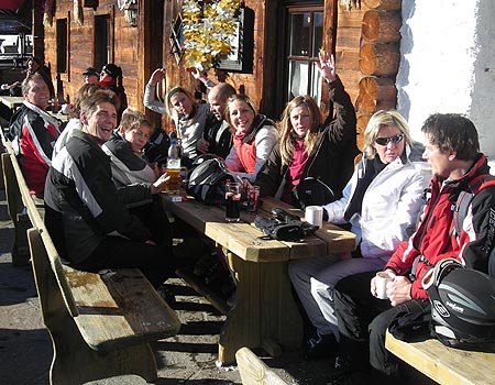 Gert, Nicolai, Martin, Mussi, Simone, Mads, Cecilie, Kira, Nina og Stefan drikker øl.