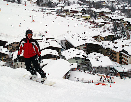 Stefan Sørensen kører på snowboard over Saalbach